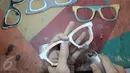 Pemilik brand kacamata kayu Kabau Bonny Andrew sedang mengamplas kacamata yang sudah jadi di studio Namines, Jakarta, Kamis (18/08). Dalam sebulan produksi Kabau bisa mencapai 24 buah kacamata. (Liputan6.com/Herman Zakharia)