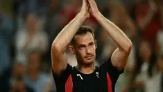 Petenis Inggris Andy Murray mengucapkan selamat tinggal setelah bermain dengan Daniel Evans melawan petenis Amerika Taylor Fritz dari AS dan Tommy Paul pada babak perempat final nomor ganda putra tenis Olimpiade Paris 2024 di Court Suzanne-Lenglen di Stadion Roland-Garros, Kamis (1/8/2024). (CARL DE SOUZA / AFP)