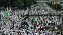  Ribuan massa memenuhi patung kuda saat aksi bela islam 313 di Jalan Merdeka Barat, Jakarta, Jumat (31/3). Mereka menuntut kepada Presiden Jokowi agar melaksanakan undang-undang dengan mencopot gubernur terdakwa, Ahok. (Liputan6.com/Faizal Fanani)