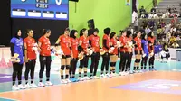 Para pemain Timnas voli putri Indonesia berbaris sebelum menghadapi Vietnam pada laga pertama putaran kedua SEA V League 2023 di Chiang Mai, Thailand, Jumat (11/8/2023). Indonesia kalah 0-3 (19-25, 22-25, 10-25) dari Vietnam. (Dok. avcvolley)