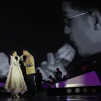 Dalam segmen khusus, duet apik ditunjukan oleh dua penyanyi, Rossa dan sahabatnya, Afgansyah Reza. Duet romantis keduanya di atas panggung megah dan mandapat sambutan meriah dari penonton yang memenuhi arena. (Bambang E. Ros/Bintang.com)