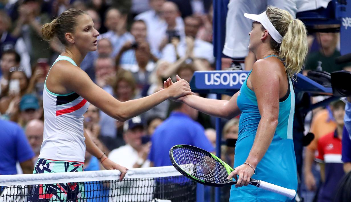 Karolina Pliskova memberikan ucapan selamat kepada CoCo Vandeweghe usai laga perempat final tunggal putri AS terbuka 2017 di USTA Billie Jean King National Tennis Center, (6/9/2017). Karolina kalah 6-7, 3-6. (Clive Brunskill/Getty Images/AFP)
