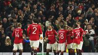 Para pemain Manchester United merayakan gol yang dicetak Marcus Rashford dalam laga kontra Burnley pada laga babak keempat Carabao Cup yang digelar di Old Trafford, Kamis (22/12/2022) dini hari WIB. (AP Photo/Dave Thompson)