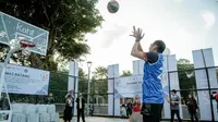 Menparekraf Sandiaga Uno menjajal lapangan multifungsi di Masjid Istiqlal untuk bermain basket. (dok. Biro Komunikasi Publik Kemenparekraf)