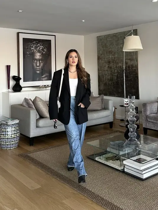 Raisa tampil dalam balutan blazer oversized dan denim. Gayanya begitu stylish dan tak lekang oleh waktu. [Foto: Instagram/ Raisa]