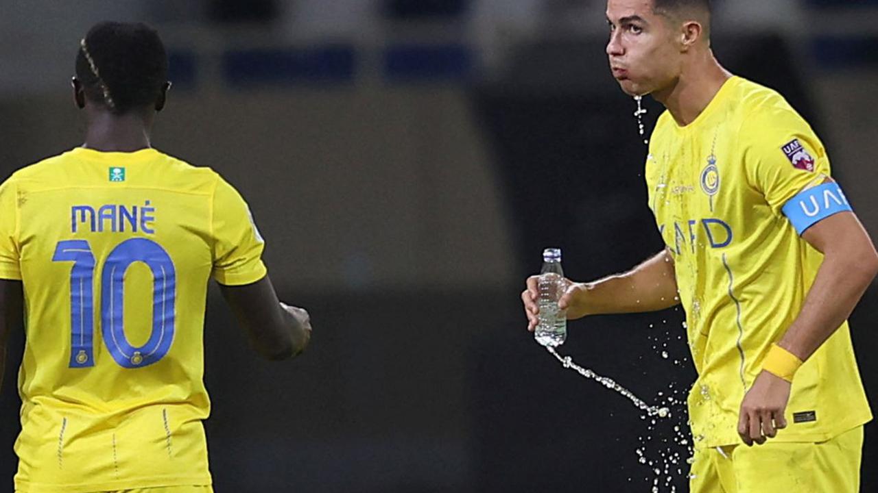Cristiano Ronaldo bersama rekan setimnya Sadio Mane setelah sukses menjadi pahlawan kemenangan 2-1 untuk Al Nassr atas sang rival, Al Hilal dalam partai final Liga Champions Arab 2023 yang digelar di King Fahd Stadium, Taif, Sabtu (12/8/2023).