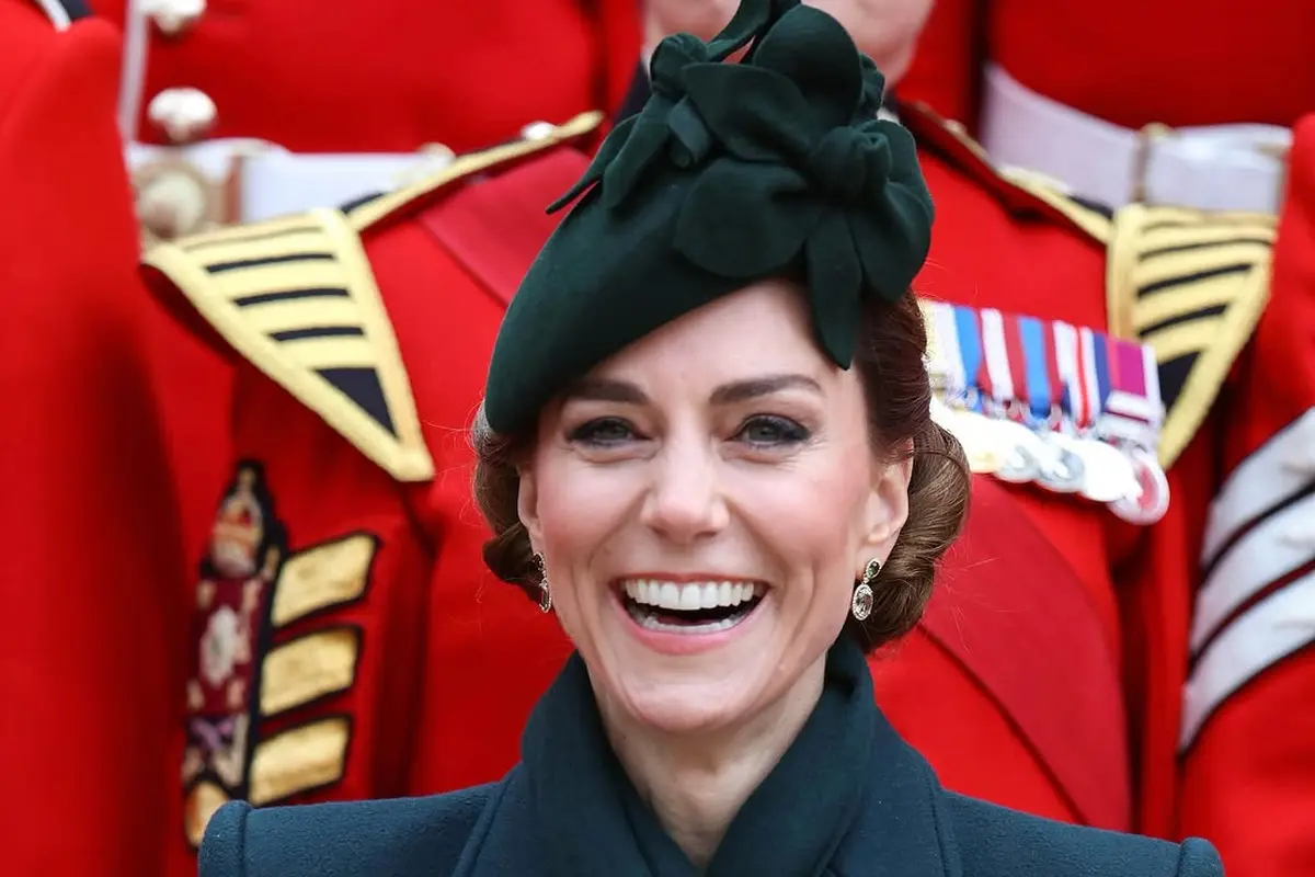 Tampilan Berseri Kate Middleton di Peringatan St. Patrick Sebagai Kolonel Garda Irlandia dengan Gaun Lawas Hijau Gelap