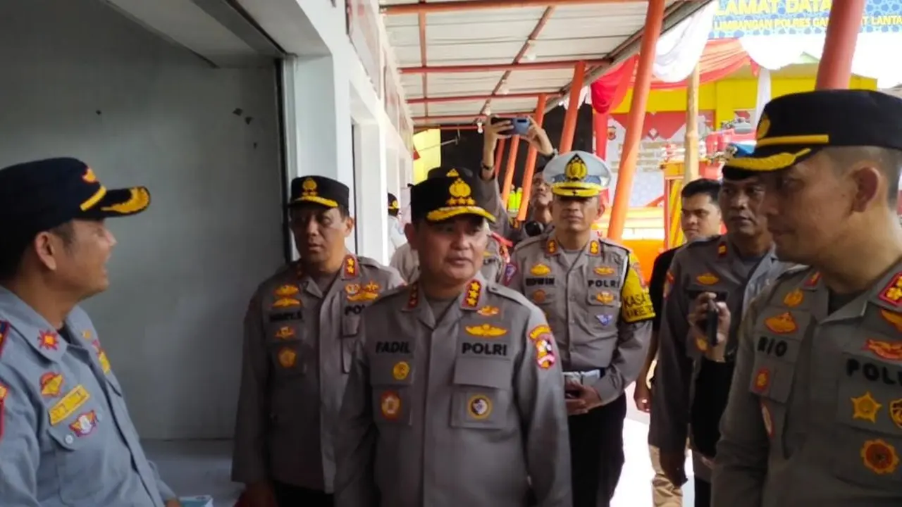 Kepala Badan Pemeliharaan Keamanan (Kabaharkam) Polri Komjen Fadil Imran bersama kapolres Garut AKBP Rio Wahyu Anggoro dalam pengecekan mudik lebaran 2023 di Pospam Terpadu Limbangan, Garut, Rabu (19/4/2023). (Liputan6.com/Jayadi Supriadin)