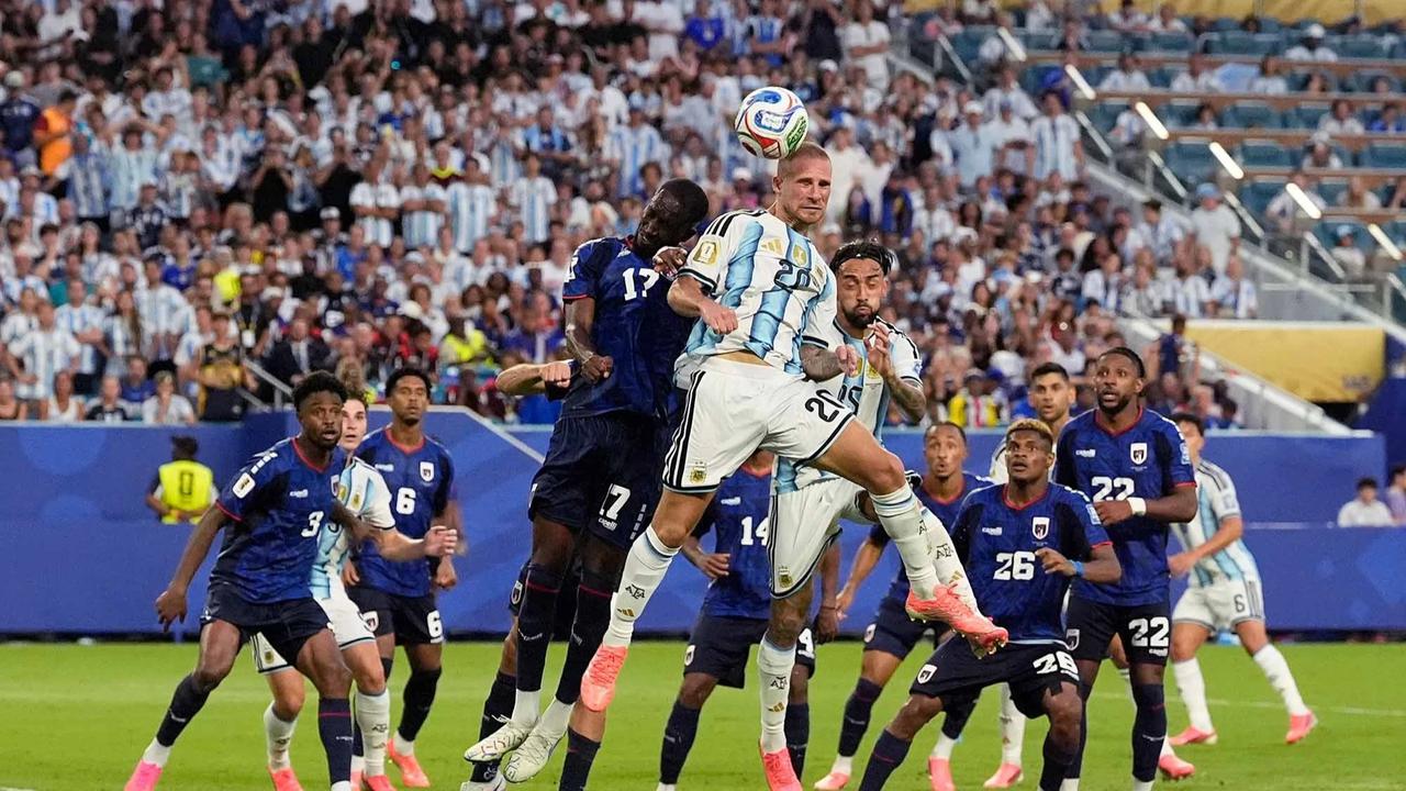 FOTO: Messi Bawa Argentina Melaju ke 16 Besar