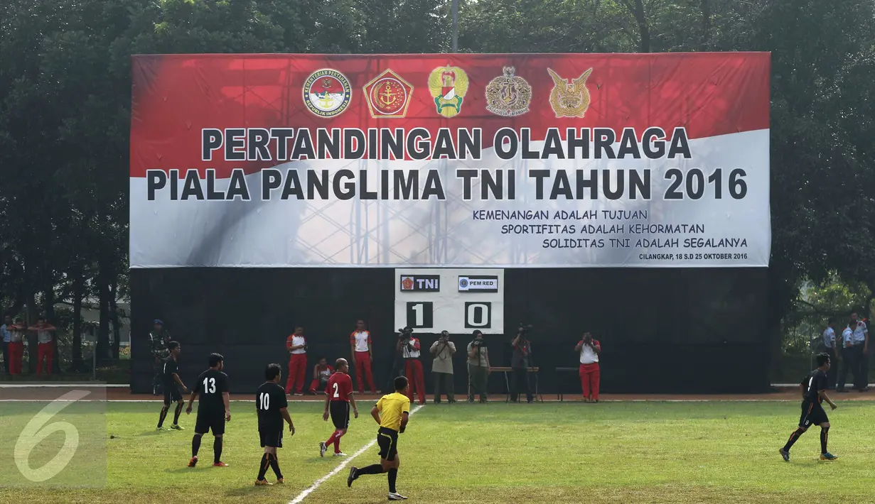 Suasana pertandingan eksebisi tim Eksekutif TNI vs PS Pemred di lapangan Mabes TNI Cilangkap, Jakarta, Jumat (21/10). Dalam pertandingan itu, Panglima TNI Jenderal TNI Gatot Nurmantyo ikut bermain bola melawan PS Pemred. (Liputan6.com/Risa Rahayu Kosasih)