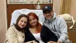 Mona Ratuliu dan Indra Brasco menemani sang putri, Mima, yang harus menjalani perawatan di sebuah rumah sakit akibat depresi. (Foto: Instagram/@monaratuliu)