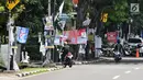 Sejumlah alat peraga kampanye (APK) calon anggota legislatif (caleg) memenuhi pepohonan yang berada di pinggir jalan, Jakarta, Rabu (20/3). Pemasangan APK tersebut melanggar aturan PKPU Nomor 23 Pasal 31 Tentang Bahan Kampanye. (merdeka.com/Iqbal Nugroho)