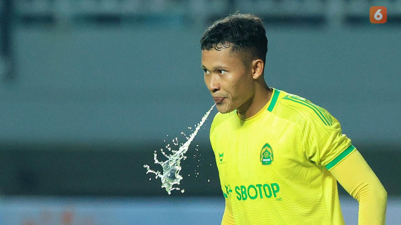 Foto: Duel Alot Aji Kusuma Vs Syahrul Trisna dalam Laga Imbang antara Persikabo 1973 Melawan Persija di BRI Liga 1 2023/2024