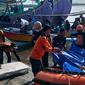 TIM SAR Gabungan  melakukan evakuasi pemancing yang ditemukan tewas di Pantai Grajagan (Istimewa)