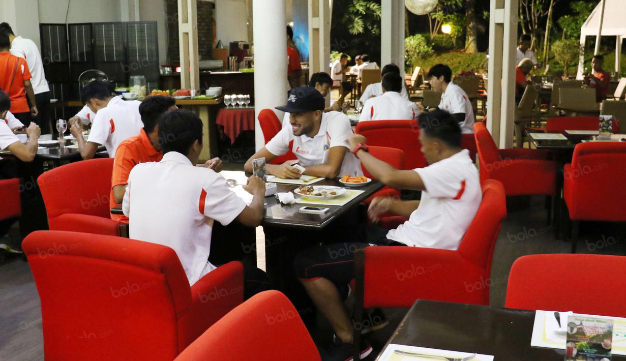 Willian Pacheco bercengkrama dengan pemain Persija saat makan malam di Bandung, Jumat (15/7/2016). (Bola.com/Nicklas Hanoatubun)