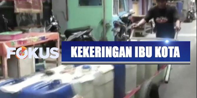 Demi Air Bersih, Ibu Rumah Tangga di Tomang Begadang