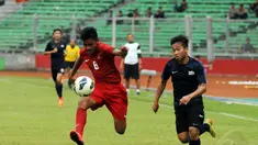 Timnas U-19 Indonesia unggul atas timnas U-19 Singapura 1-0 pada laga persahabatan di Stadion GBK Jakarta, (8/12/2014). (Liputan6.com/Helmi Fithriansyah)