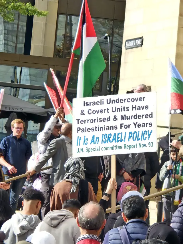 Setelah Turunkan Bendera Israel, Warga Muslim dan Non Muslim Sheffield Kembali Lakukan Demo di Balai Kota