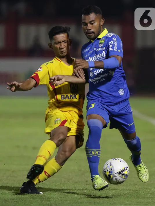 Bek Persib, Ardi Idrus (kanan) berebut bola dengan pemain Bhayangkara FC pada lanjutan Shopee Liga 1 Indonesia di Stadion PTIK, Jakarta, Rabu (23/10/2019). Laga kedua tim berakhir imbang 0-0. (Liputan6.com/Helmi Fithriansyah)