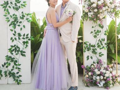 Menghadiri pernikahan artis Shella Esti di Bali, baru-baru ini, Shandy Aulia membawa serta suami, David Herbowo, dan putri tercinta yakni Claire Herbowo. Momen ini rupanya bikin bintang film Eiffel I&rsquo;m In Love terkenang masa ketika melepas masa lajang. Shandy Aulia mengunggah sejumlah foto bersama suami seraya merefleksi 11 tahun berumah tangga. (Foto: Dok. Instagram @shandyaulia)