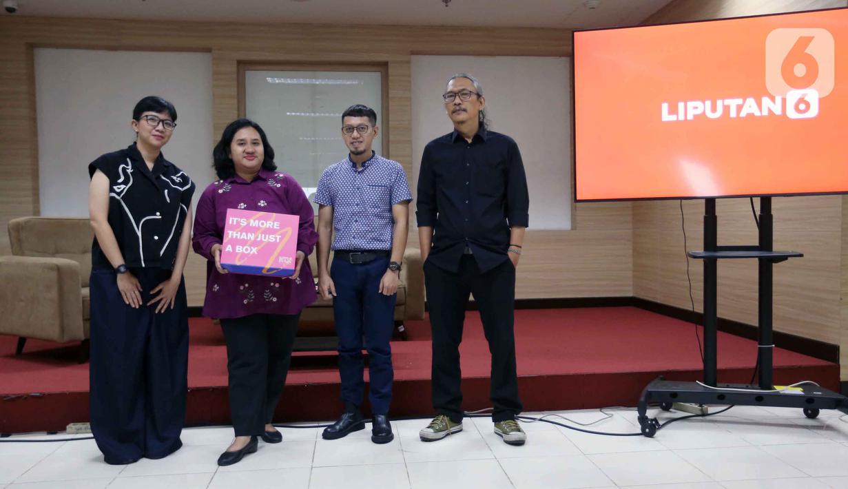 Terselenggaranya Liputan6.com Connect di Kampus Vokasi Universitas Indonesia disambut antusias oleh Perwakilan Vokasi Universitas Indonesia, Mareta Maulidiyanti, S.Sos., M.M., CPR., selaku Kepala Program Studi Hubungan Masyarakat. Ia menilai bahwa kegiatan ini menjadi wadah berharga bagi mahasiswa untuk memperluas wawasan mahasiswa agar siap menghadapi dunia industri. Tampak dalam foto, Mareta Maulidiyanti, S.Sos., M.M., CPR. (kanan) berfoto bersama Brand Communications Manager KapanLagi Youniverse, Sari Pratiwi, sesaat sebelum gelaran program Liputan6.com Connect di kampus Vokasi Universitas Indonesia, Depok, Jawa Barat pada 11 November 2025. (Liputan6.com/Helmi Fithriansyah)