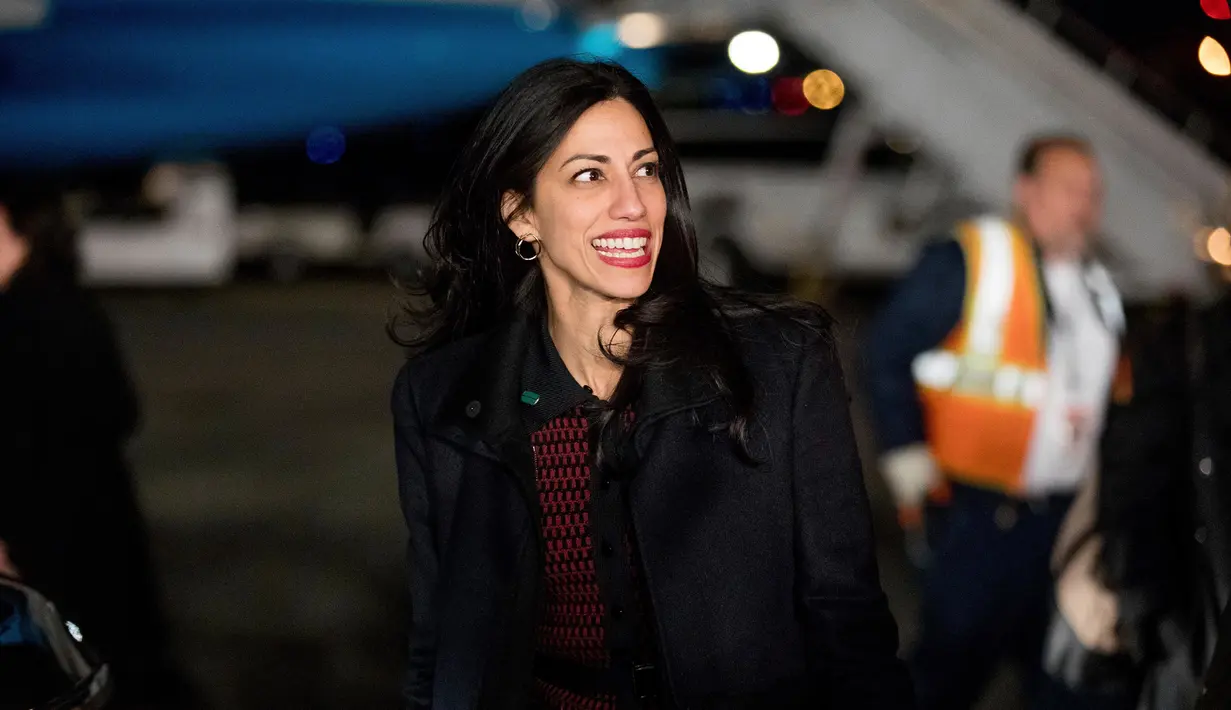 <p>Ajudan Hillary Clinton, Huma Abedin saat tiba di Westchester County Airport di White Plains, New York, AS, Selasa (8/11). (AP Photo / Andrew Harnik)</p>