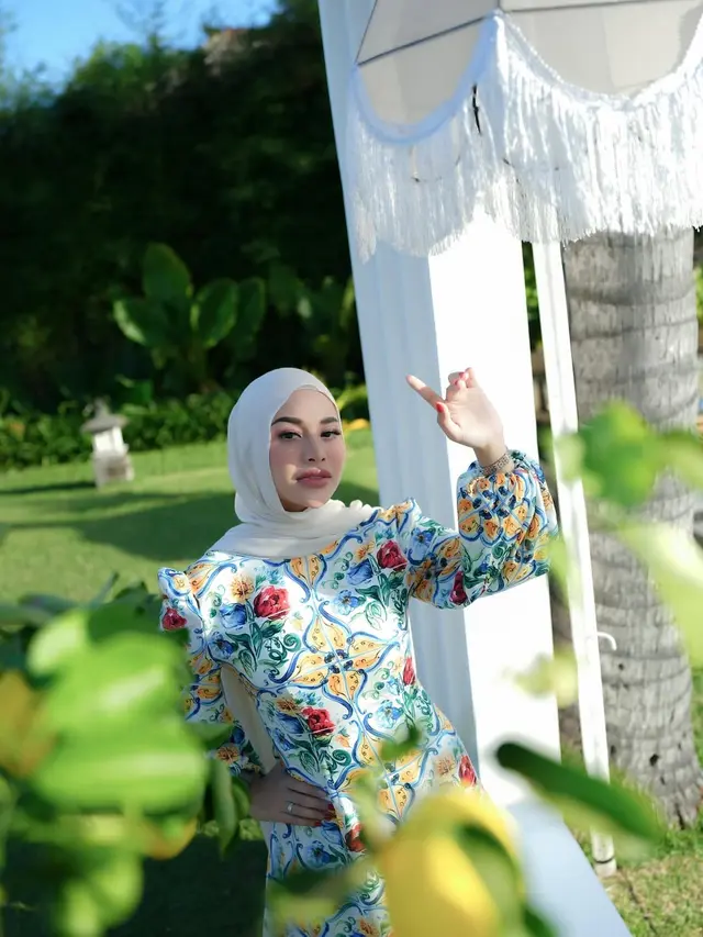 Intip Model Dress Motif Aurel Hermansyah di Pesta Ultah ke-27 di Bali, Elegan Bernuansa Italian Summer