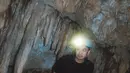 Lantaran di dalam goa, aktor sekaligus sutradara ini tak lupa memakai head lamp. Momen tersebut jadi momen berkesan karena ngedate di tempat antimainstream bareng sang istri. Saking awet mudanya, melihat foto ini, netizen malah salah fokus dengan paras Raditya Dika dan menyebut jika bintang film Single Part 2 ini tak terlihat seperti sudah menginjak usia 40 tahun. (Liputan6.com/IG/@anissaaziza)