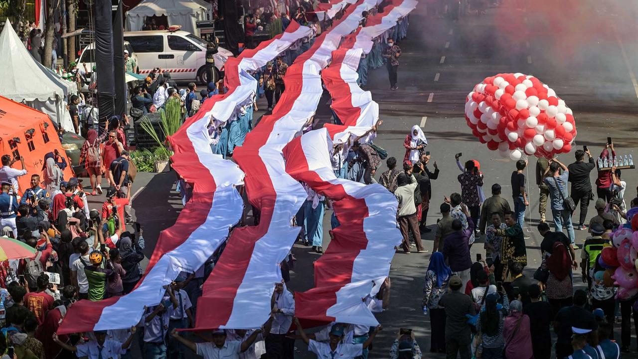 FOTO: Aksi Pelajar Surabaya Bentangkan Merah Putih Hampir 15 Kilometer