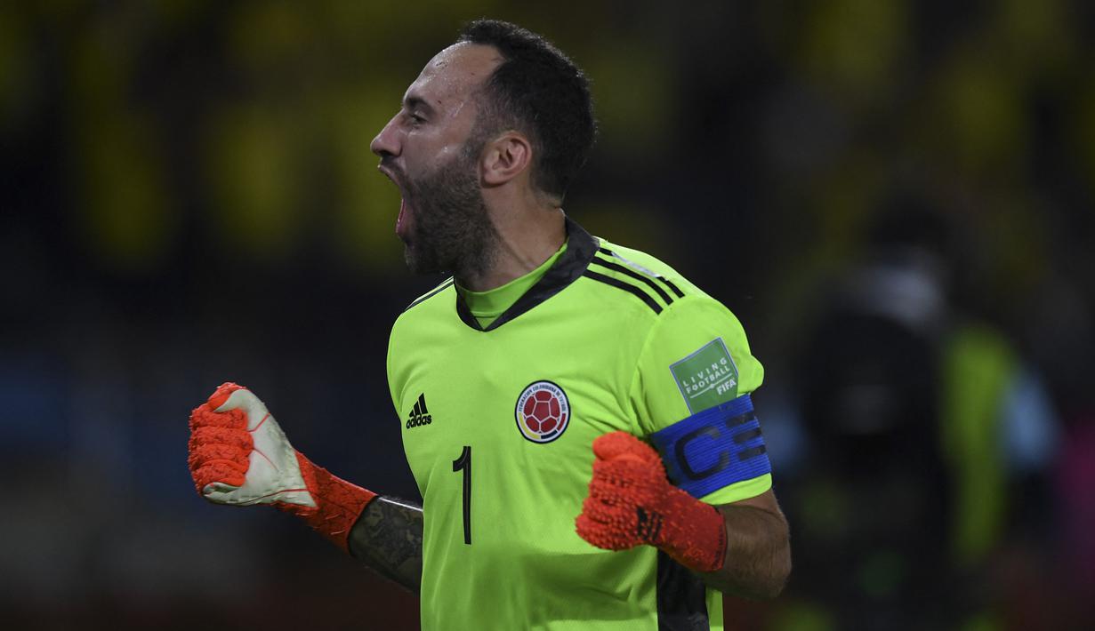 David Ospina. Kiper Timnas Kolombia yang baru saja bergabung dengan Al Nassr FC pada awal musim 2022/2023 ini kini telah menginjak usia 34 tahun. Namun posisinya bersama Timnas Kolombia belum tergeser sejak menjalani debut pada 7 Februari 2007. Hingga kini ia telah mengoleksi 127 caps dengan torehan 62 kali clean sheet dan kebobolan 99 gol. (AFP/Juan Barreto)