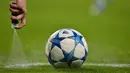 Wasit Pavel Kralovev memberikan garis batas bola dalam laga antara Chelsea melawan Dynamo Kiev dalam lanjutan fase grup Liga Champions di Stadion Stamford Bridge, London, Kamis (5/11/2015) dini hari WIB. (AFP Photo/Glyn Kirk)