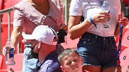 Annie Kilner, tunangan pemain Inggris Kyle Walker (kanan) setelah berbincang dengan Coleen Rooney, istri mantan pemain Inggris Wayne Rooney selama pertandingan grup D antara Inggris melawan Kroasia di stadion Wembley di London, Minggu (13/6/2021). (AFP/Pool/Glyn Kirk)