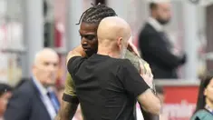 Reaksi kecewa pemain AC Milan, Rafael Leao (kiri) saat ditarik ke luar lapangan oleh pelatih Stefano Pioli pada laga pekan ke-34 Liga Italia 2022/2023 antara AC Milan melawan Lazio di San Siro, Milan, Italia, Sabtu (06/05/2023). Leao digantikan oleh Alexis Saelemaekers pada menit ke-11. (AP Photo/Luca Bruno)
