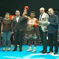 Petinju Hebi Marapu memukul TKO Phissanu Chimsunthom dari Thailand pada gelaran&nbsp;Fist of Glory di Bangkok, Sabtu, 4 Maret 2023. Hebi sukses mempertahankan gelar juara&nbsp;kelas ringan versi WBC Asian Boxing Council Continental dan merebut sabuk juara kelas ringan IBA Intercontinental yang lowong. (foto: istimewa)