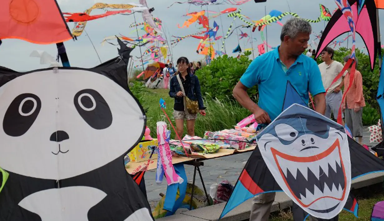 Seorang peserta menyiapkan layangan untuk diikutkan pada Festival Layang-Layang Internasional ke-16 di Baisha Bay, Taipei, Taiwan, 26 September 2015. (AFP PHOTO/Sam Yeh)