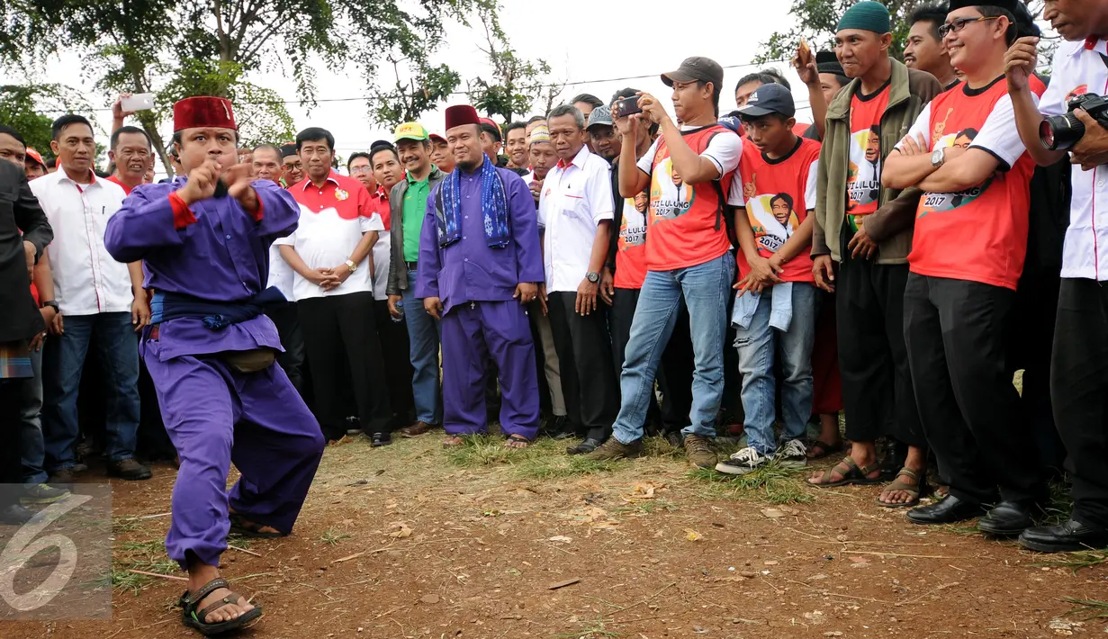 Kesenian palang pintu membuka deklarasi Rumah Relawan Suka Haji Lulung di Jakarta, Rabu (30/3/2016). Deklarasi terkait majunya Abraham "Lulung" Lunggana sebagai bakal calon Gubernur DKI Jakarta pada Pilkada 2017. (Liputan6.com/Helmi Fithriansyah)