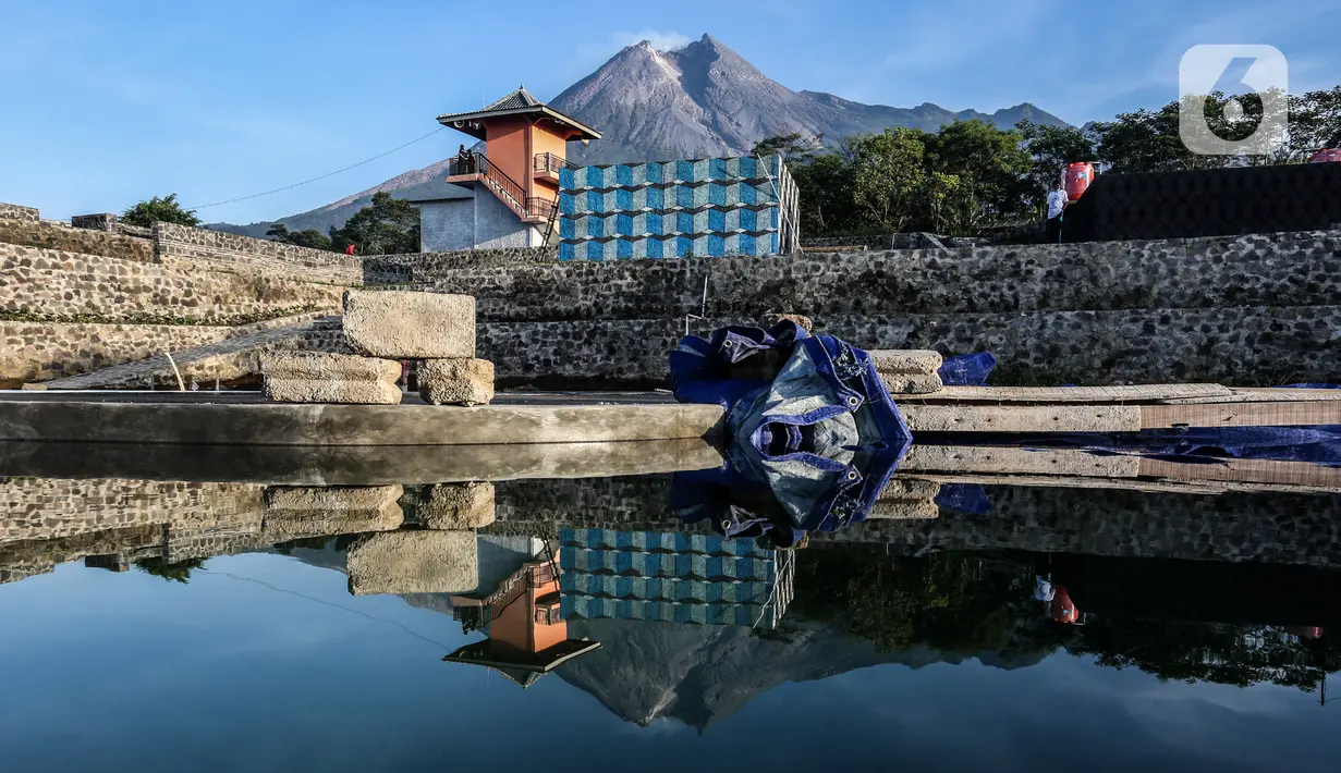 Aktivitas gunung merapi terlihat dari Lapangan Stiper, Glagaharjo, Cangkringan, Sleman, Kamis (19/11/2020). Balai Penyelidikan dan Pengembangan Tekonologi Kebencanaan Geologi (BPPTKG) Yogyakarta pada 5 November lalu menaikkan status Gunung Merapi menjadi siaga level III. (Liputan6.com/Johan Tallo)