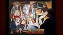Seorang pria berdiri di depan lukisan karya Pablo Picasso berjudul ‘Women of Algiers’ di Balai Lelang Christie, New York, Senin (11/5/2015). Lukisan tersebut terjual seharga 179,3 juta dolar AS atau sekitar Rp 2,36 triliun. (REUTERS/Darren Ornitz)