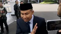 Kepala Badan Nasional Pencarian dan Pertolongan (Basarnas) Marsdya Mohammad Syafii tiba di Istana sekitar pukul 13.57 WIB. Dia mengenakan jas berwarna biru lengkap dengan dasi. (Liputan6.com/Nanda Perdana Putra).