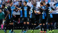 Para pemain Club Brugge merayakan gol Emmanuel Dennis ke gawang Real Madrid pada laga Liga Champions di Stadion Santiago Bernabeu, Madrid, Spanyol, Selasa (1/10/2019). Pertandingan berakhir 2-2. (AP Photo/Manu Fernandez)