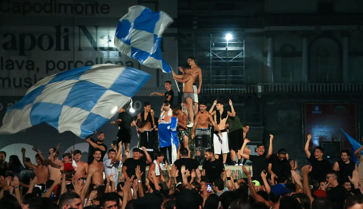 Para suporter Napoli merayakan kemenangan atas Juventus pada final Coppa Italia di pusat Kota Napoli, Italia, Rabu (17/6/2020). Napoli menjadi juara Coppa Italia 2019-2020 setelah mengalahkan Juventus lewat drama adu penalti. (Carlo Hermann/AFP)