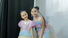 Ini adalah potret kebersamaan Bilqis dan Thalia Onsu di balik panggung acara ulang tahun Indosiar. Sama-sama pamer senyuman manis, keduanya terlihat mirip bak saudara kandung, apalagi ketika kenakan gaun dengan warna senada. Jika dilihat sekilas, anak dua artis papas atas Indonesia ini bak pinang dibelah dua. Sama-sama cantik, netizen menyebut wajah Bilqis dan Thalia mirip seperti orang Korea. (Liputan6.com/IG@ayutingting92)