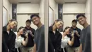 Saat momen berada di lift, mereka berempat tampak kompak mirror selfie. Azizah dan Arhan pun tersenyum antusias melihat ke kaca. Keseruan double date ini sukses menyita perhatian netizen. (Liputan6.com/TikTok/mleuraas)