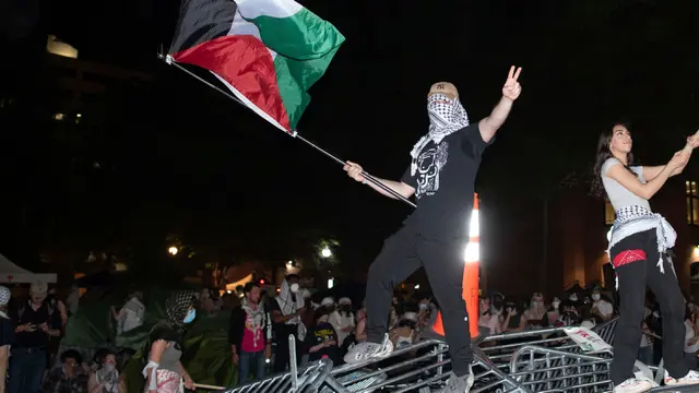 Mahasiswa Pro-Palestina di Universitas George Washington Robohkan Pagar Pembatas