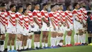 Pemain rugby Jepang berdoa untuk korban Topan Hagibis sebelum melawan Skotlandia di Piala Dunia Rugbi 2019 Jepang di Stadion Internasional Yokohama (13/10/2019). Di perempat final, Jepang akan berhadapan dengan tim peringkat kedua Pool B, Afrika Selatan. (AP Photo/Christophe Ena)