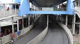 Suasana jalan di kawasan Pasar Tanah Abang, Jakarta, Jumat (27/3/2020). Sebagai upaya pencegahan penularan virus Corona COVID-19, Perumda Pasar Jaya menutup sementara aktivitas perdagangan di Pasar Tanah Abang Blok A, B dan F terhitung 27 Maret hingga 5 April 2020. (Liputan6.com/Helmi Fithriansyah)