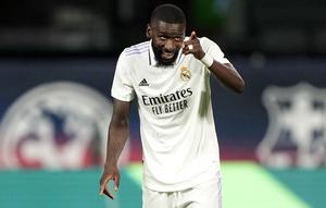 7. Antonio Rudiger yang merupakan pemain anyar Real Madrid diharapkan mampu menguatkan barisan pertahanan usai ditinggal Raphael Varane ke MU. Penampilan fantastisnya bersama Chelsea musim lalu membuat Real Madrid rela memberikan gaji per pekan kepada Rudiger sebesar 360 ribu Euro atau setara 5,5 miliar rupiah. (AFP/Getty Images/Thearon W. Henderson)