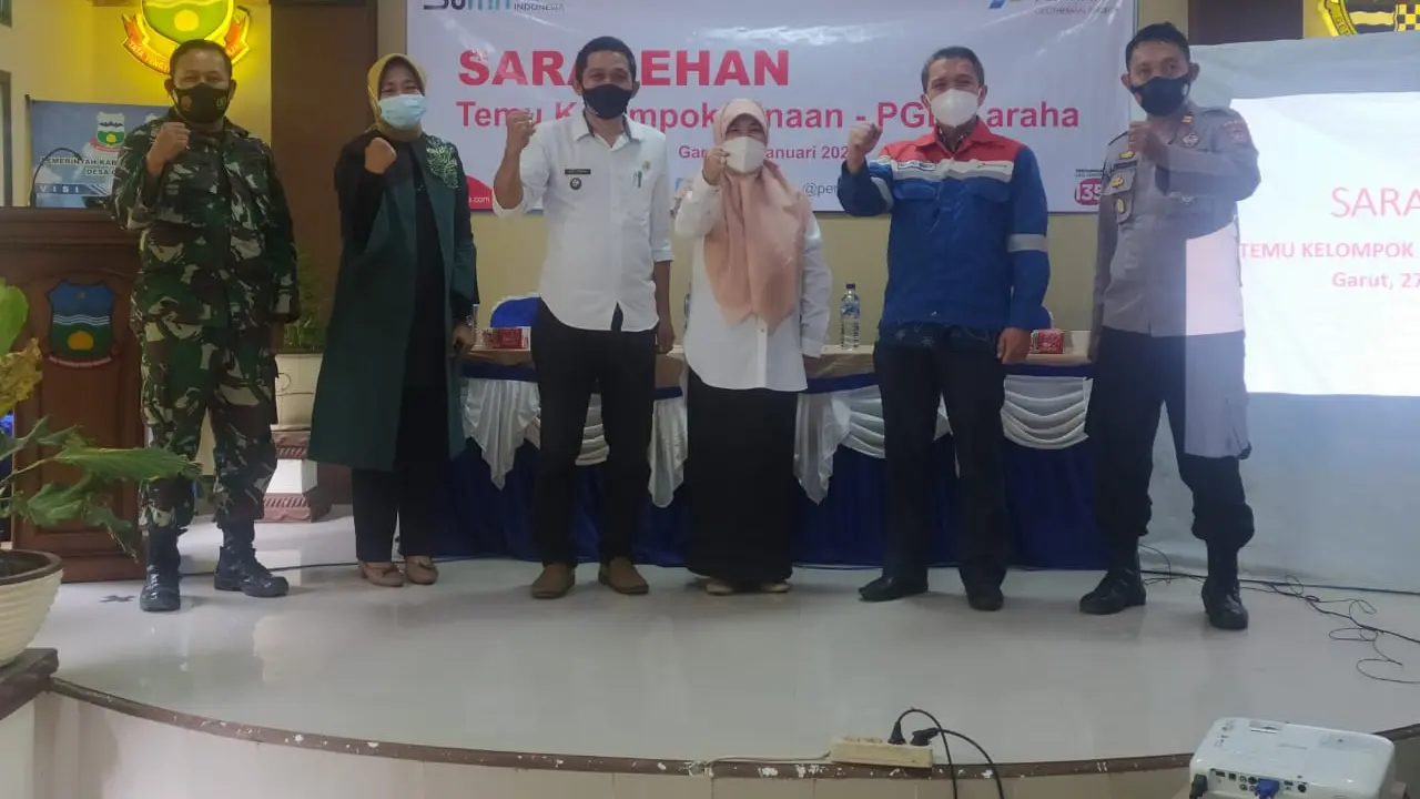 Area Manager PGE Karaha Andi Joko Nugroho, tengah berfoto bersama perwakilan pemerintahan kecamatan Karang Tengah Garut, Jawa Barat dalam saresehan bersama warga binaan.