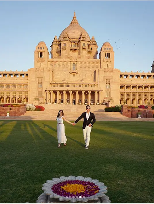 "Ya ampunn niki cantik bgt😍😍 @indpriw Buruan dipinang," tulis dini_ardiana. "ganteng n cantik.. cocok banget...jadi iri ngeliatnyaa..," tulis makanmakanpalembang. "Pasangan ini bikin iri 😭 serasi sekali andaaa," tulis monalisaqueens24. (Instagram/indpriw)