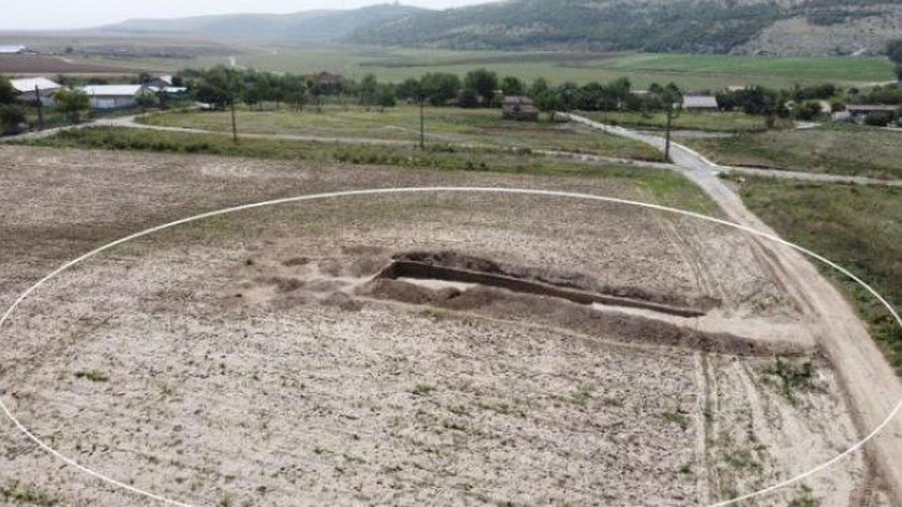 Penelitian geofisika terbaru menunjukkan diameter gundukan itu bisa sampai 75 meter. Kuburan kuno ini terletak di desa Cheia, wilayah tengah Dobrogea di Romania tenggara. Daerah ini menjadi target ekspedisi Romania-Polandia sejak 2008.